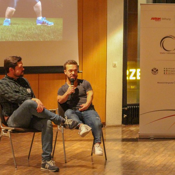 Carsten Werheit (l.) vom Projekt Freizeit in Gesellschaft des Vereins Die Kette e.V. sprach mit dem zweimaligen Weltmeister im Speerwurf und Gewinner der paralympischen Silbermedaille 2008 im Kugelstoßen Mathias Mester (r.) u.a. über die Parallelen zur 