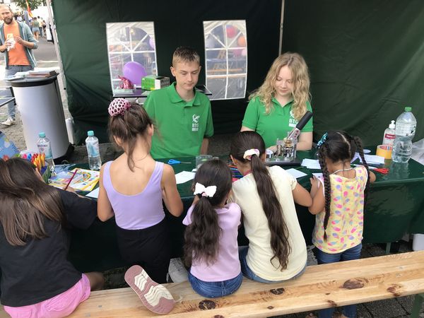 Die Kinder erstellen ihre eigenen Buttons