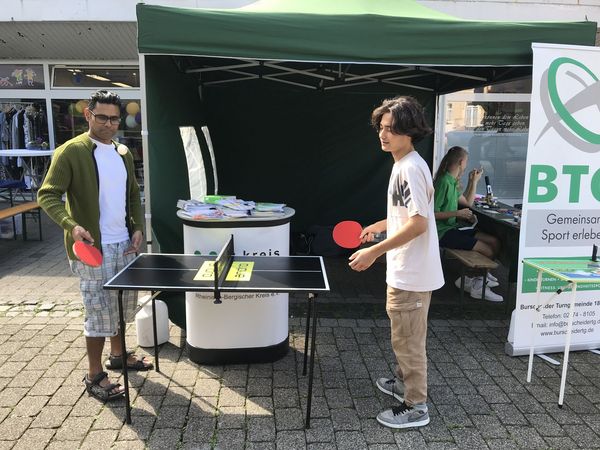 Zwei Teilnehmer des Kulturfestes beim Tischtennis