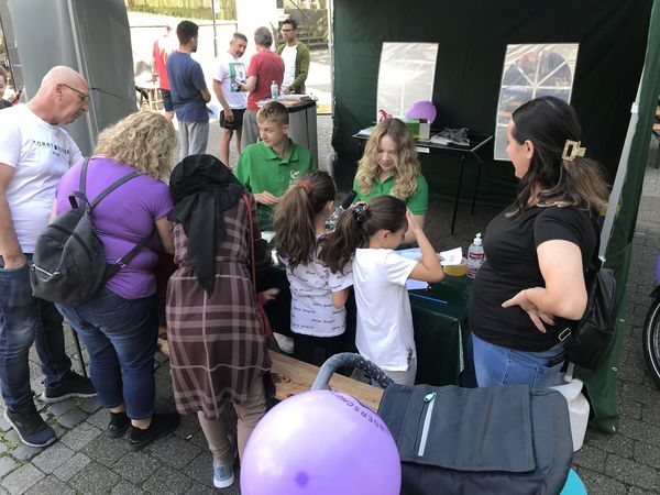 Viele interessierte Besucher*innen am Stand